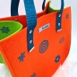 Preview: Kleine Filztasche in hellgrün und orange mit Blumen